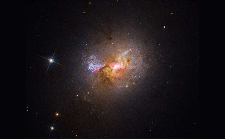«Хаббл» обнаружил черную дыру, которая зажигает звезды, а не поглощает их