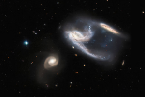 Перламутр на черном: «Хаббл» заметил таинственное галактическое трио