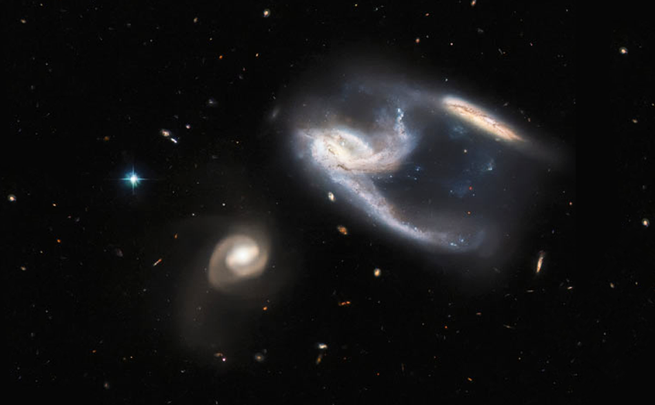 Перламутр на черном: «Хаббл» заметил таинственное галактическое трио.Вокруг Света. Украина