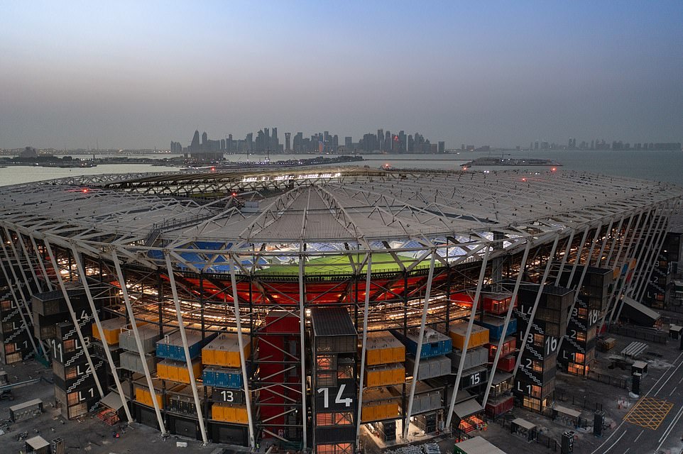 В Катаре к чемпионату мира по футболу построили эко-стадион из старых контейнеров.Вокруг Света. Украина