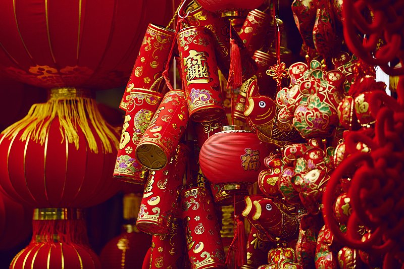 Петарды, семейный ужин и красные конверты: как встречают китайский Новый год