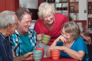 Смех в пожилом возрасте снижает риск инвалидности на 30%