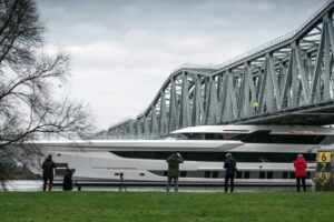 Зрелище на миллион: в Нидерландах скоростная суперъяхта протиснулась под низким мостом