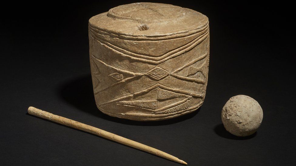 В детском захоронении возрастом 5000 лет найден загадочный меловой барабан