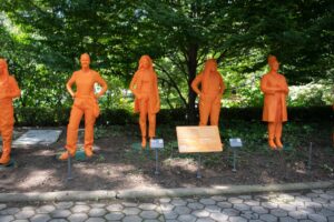 В США открывают крупнейшую выставку женских статуй. Они оранжевые