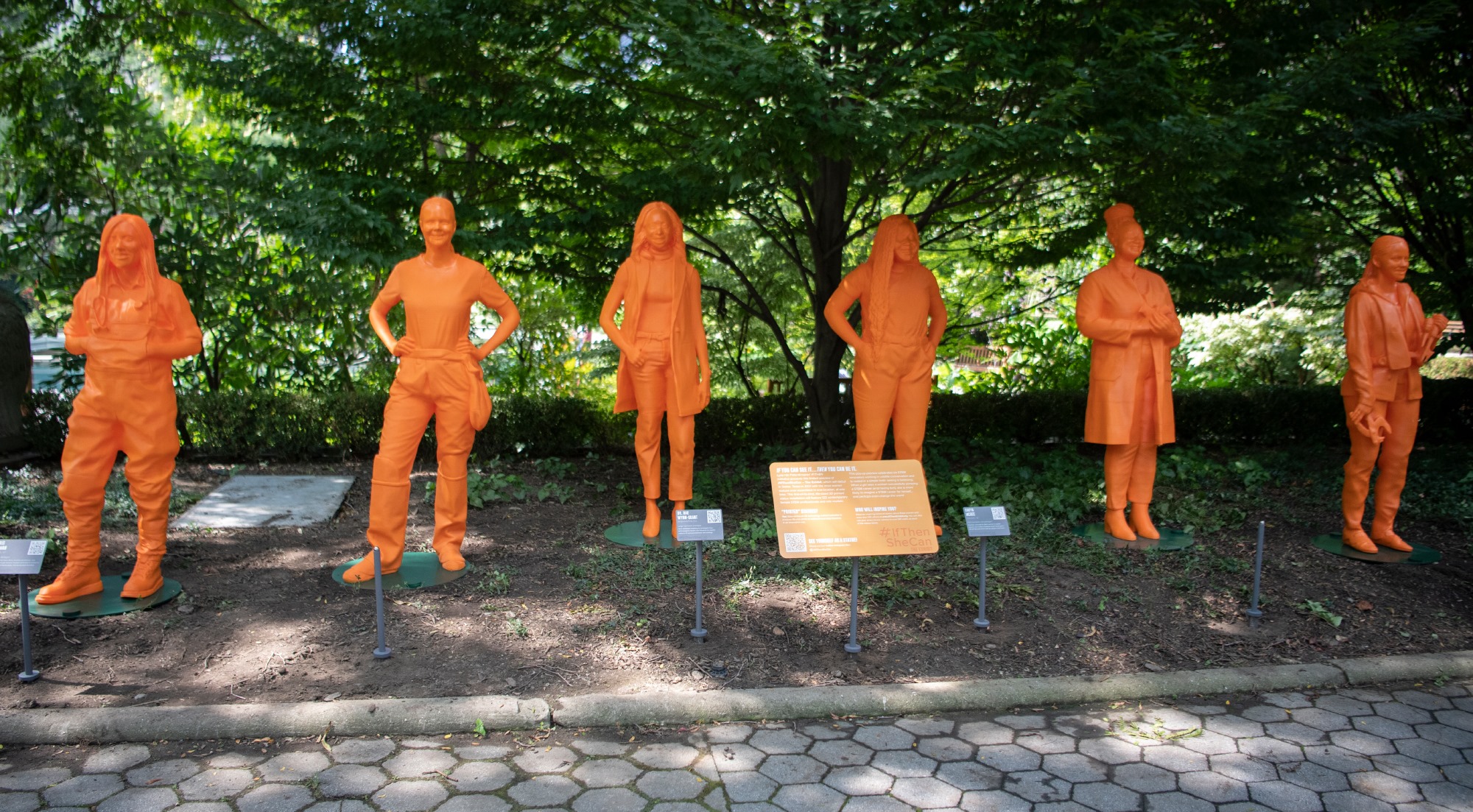 У США відкривають найбільшу виставку жіночих статуй. Вони помаранчеві