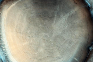 На Марсе обнаружили кратер в виде пня. Какие тайны он хранит?