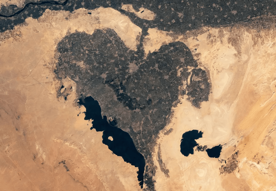 Географическая валентинка: астронавты заметили из космоса египетский оазис в форме сердца
