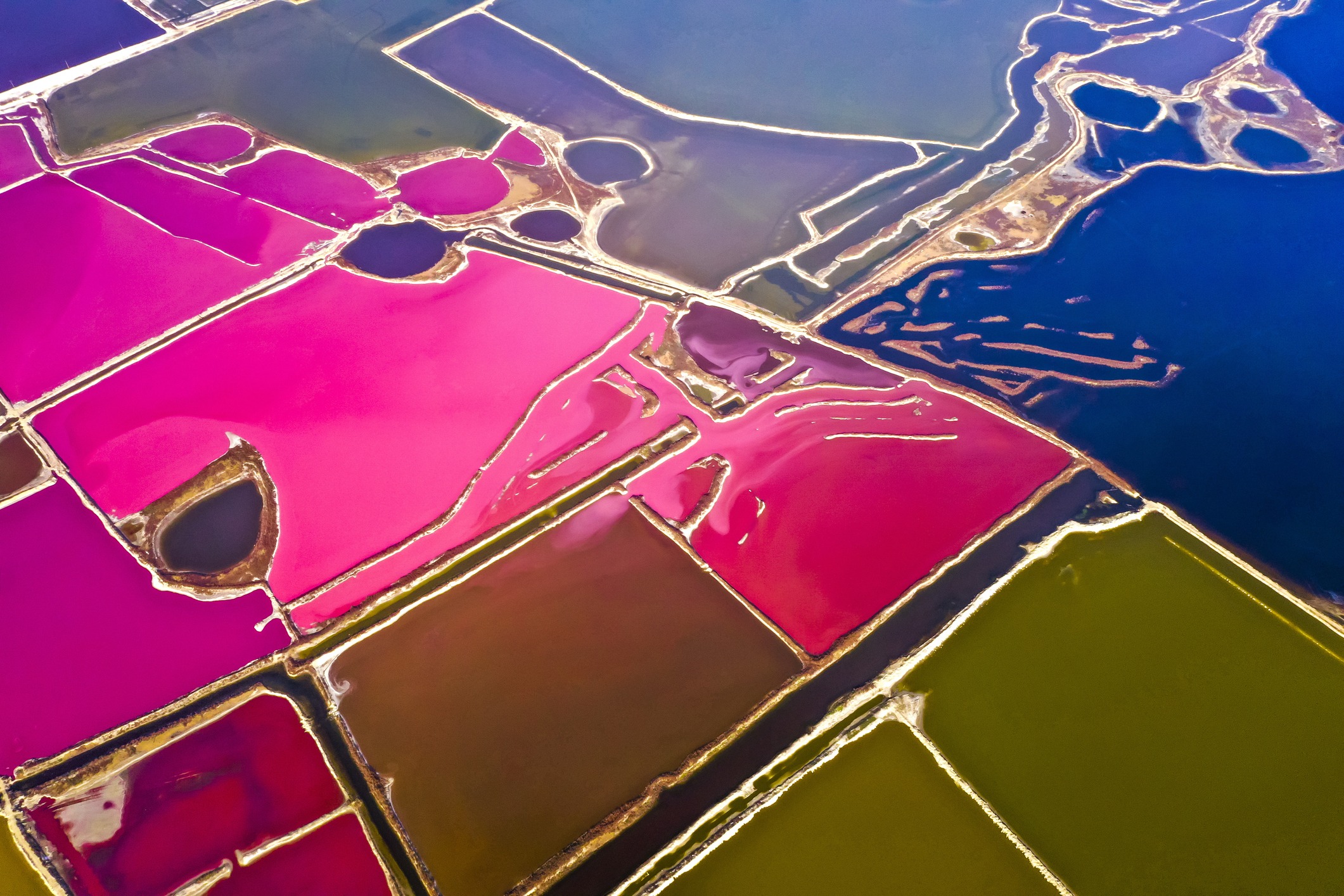 Озеро Сечи: в Китае есть свое «мертвое море», разукрашенное всеми цветами радуги