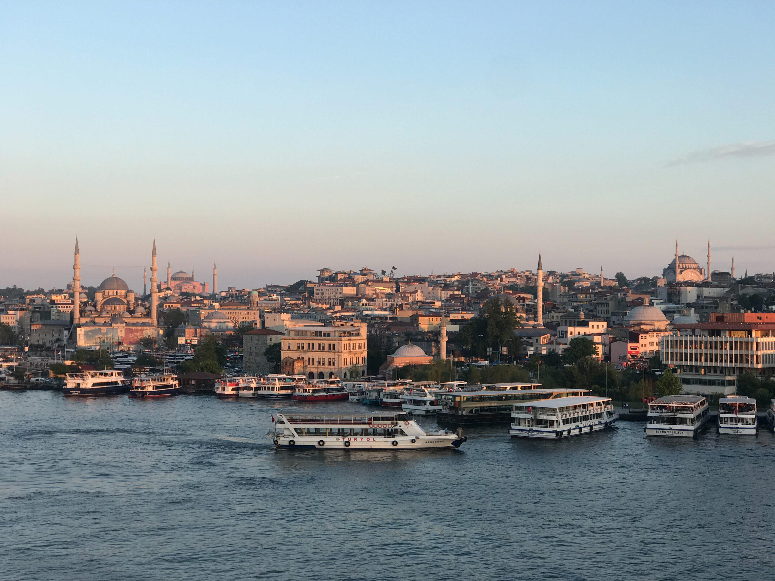 Районы Стамбула: исторический Бейоглу, современный Каракёй и криминальный Чукур 